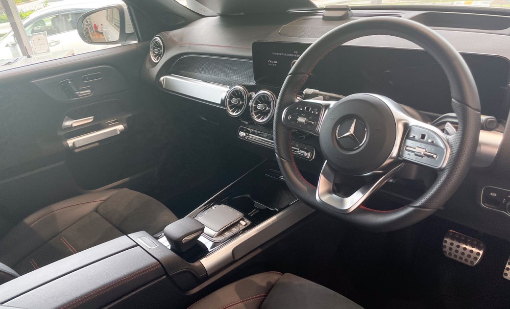 右ハンドル仕様のメルセデスの車