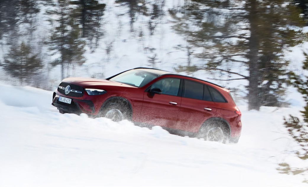雪道を走るメルセデス・ベンツ