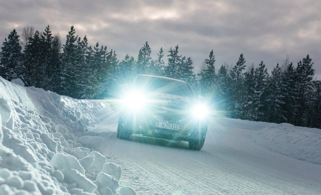 雪道を走るメルセデス・ベンツ