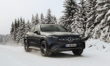 雪道を走るメルセデス・ベンツ