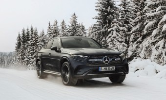 雪道を走るメルセデス・ベンツ