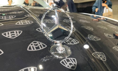 マスコットとマイバッハのロゴ入りボンネット