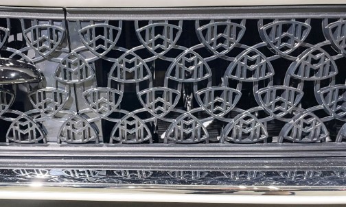 フロントグリル下部にもロゴを多数配置