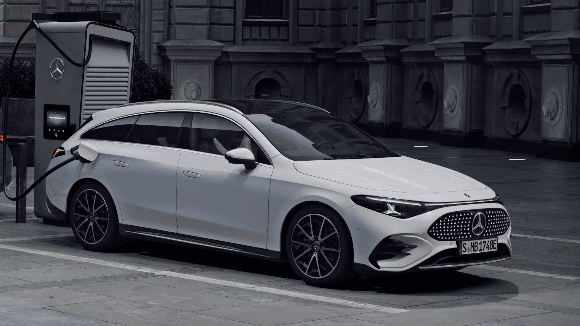CLA Shooting Brake with EQ Technologyの画像